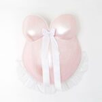 Ein Babybauch-Abdruck aus Gips von Brust und Bauch in rosa mit weissen Bändern, Rüschen und Schleife.